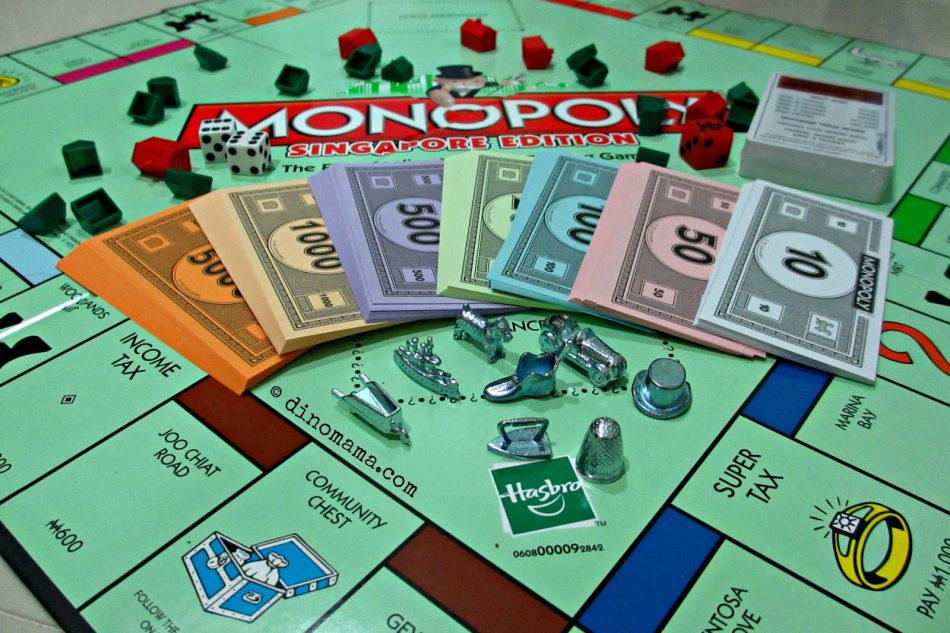Игра «Монополия» в Молодёжном центре
