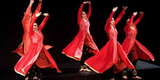 Выступление танцевального коллектива Катхак «Аанарт»