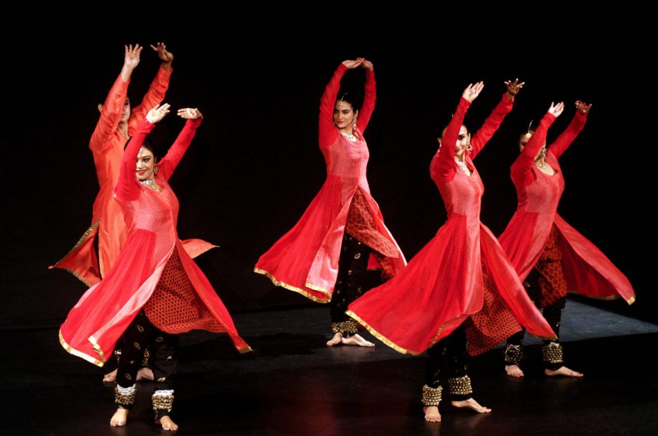 Выступление танцевального коллектива Катхак «Аанарт»